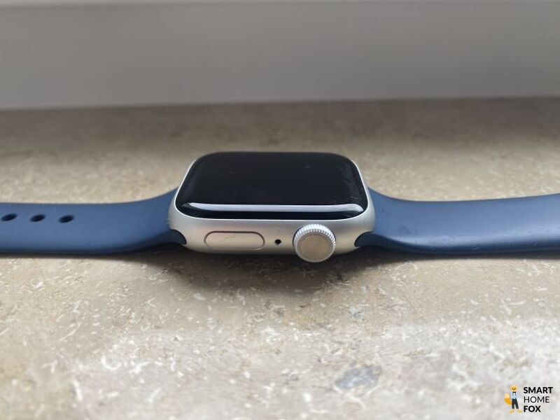 Apple Watch Series 9 сбоку с цифровой заводной головкой